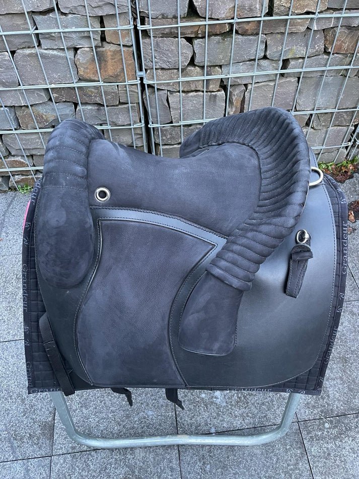 Deuber & Partner Amarant S2 schwarz Barocksattel