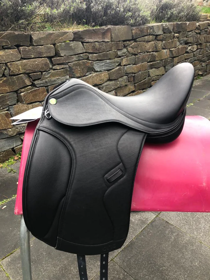 Jorge Canaves One 17 schwarz Dressursattel